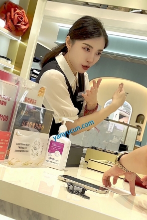 trump1457【KFC】化妆品前台靓女·穿着黑色骚丝袜带着大哥结账·蓝色内