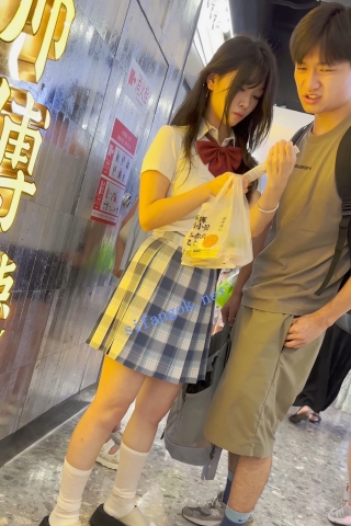 trump1339【KFC】JK萝莉和男友吵架·一直闷闷不乐·趁机CD看她无痕白内