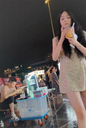 XM671黄色连衣裙小姐姐和男朋友逛街，黑色内内