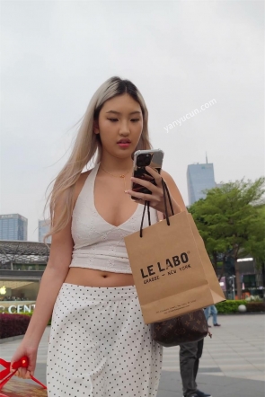 XM689白色长裙大胸小姐姐和闺蜜逛街，白色内内