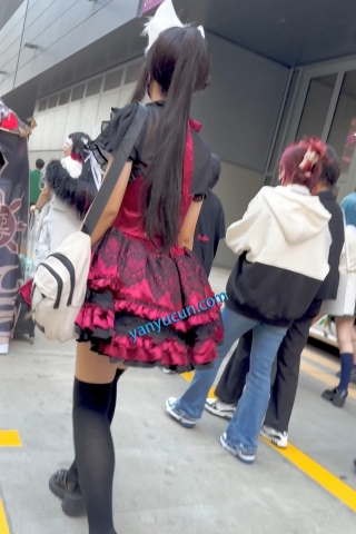 trump1402【KFC】短裙COSER展厅外聊天·没发现脚下的相机·翘屁股灰窄内