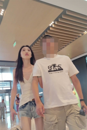 XM749蓝色牛仔超短裤小姐姐和男朋友逛街，白色内内