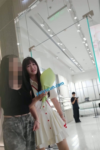 XM450白色连衣裙小姐姐和闺蜜逛街，白色红条纹内