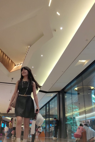 XM227灰色连衣裙小姐姐一个人逛街，白色内内