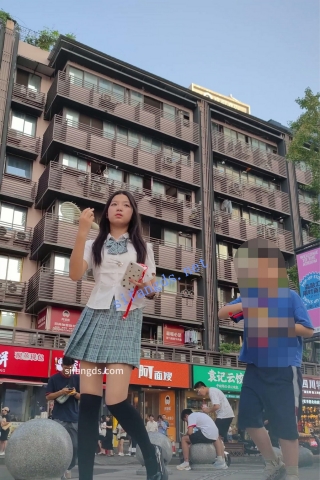 CS062【CSCD】JK黑丝清纯小美女和家人出来玩，白色内内