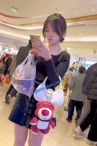 trump1410【KFC】短裙学生妹独自逛街等人·透明丝袜白色内内前后CD