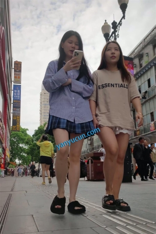 XM345JK小姐姐和家人一起出门逛街，姐妹两个双双被抄底