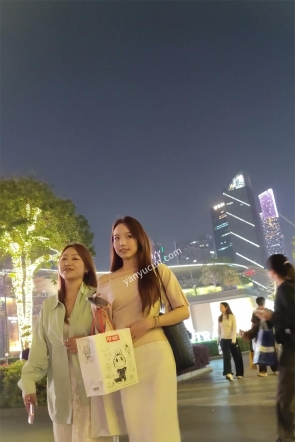 XM680白色长裙美女和闺蜜逛街买东西，白色内内