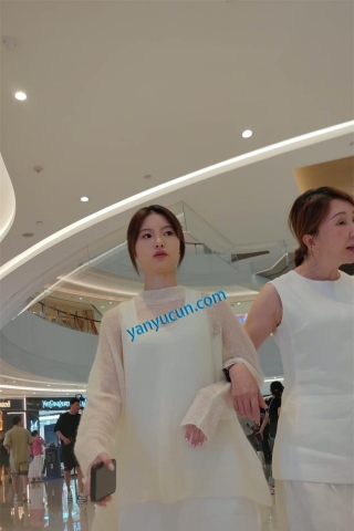 XM392白色连衣裙小姐姐和家人一起逛街吃饭，黑色窄内